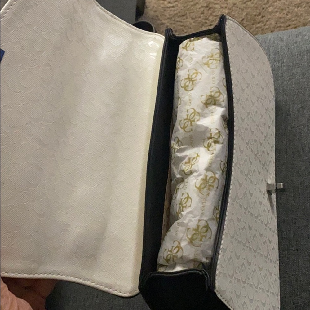 Guess Bags | Guess White purse 👛 - Picture 9 of 15
